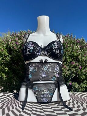 Victoria’s Secret 3 pieces set bra 34D, belt & panties XS, brand new with tags